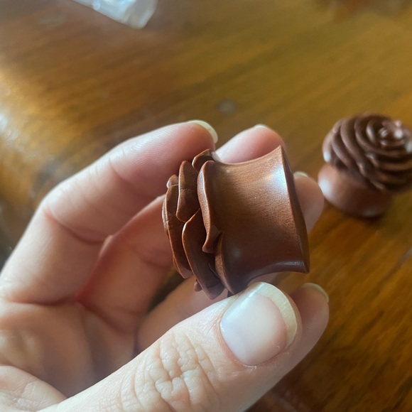 25mm Wooden Rose Gauges - Picture 5 of 5